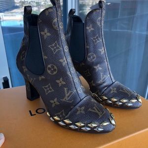 Louis Vuitton heels (authentic)